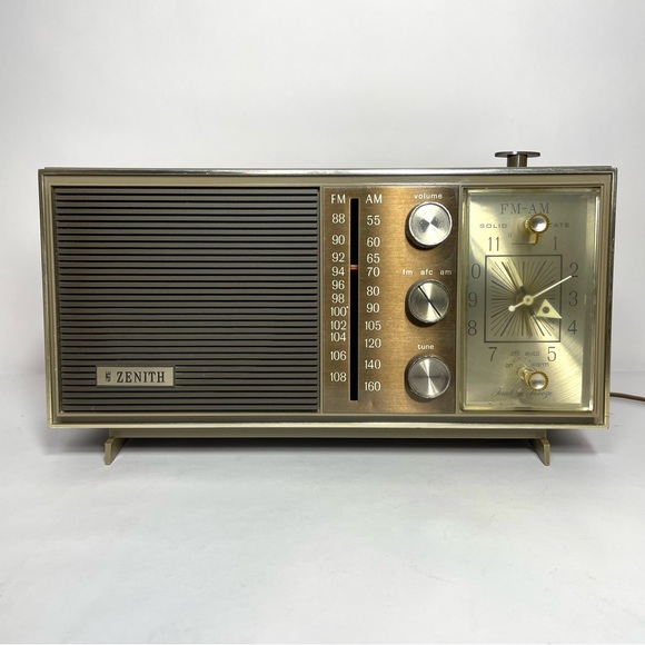 Zenith Other - Vintage Zenith AM FM Clock Radio Working